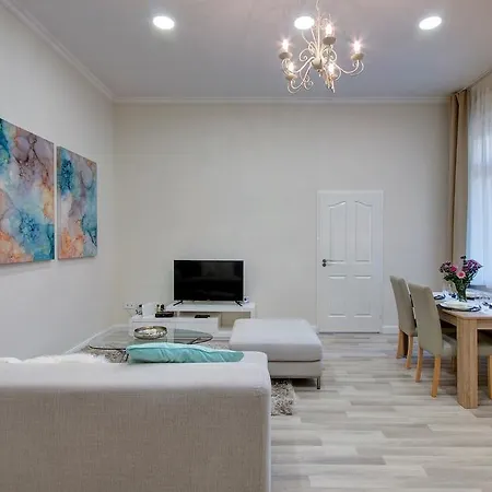 Your Near Parliament Apartment *